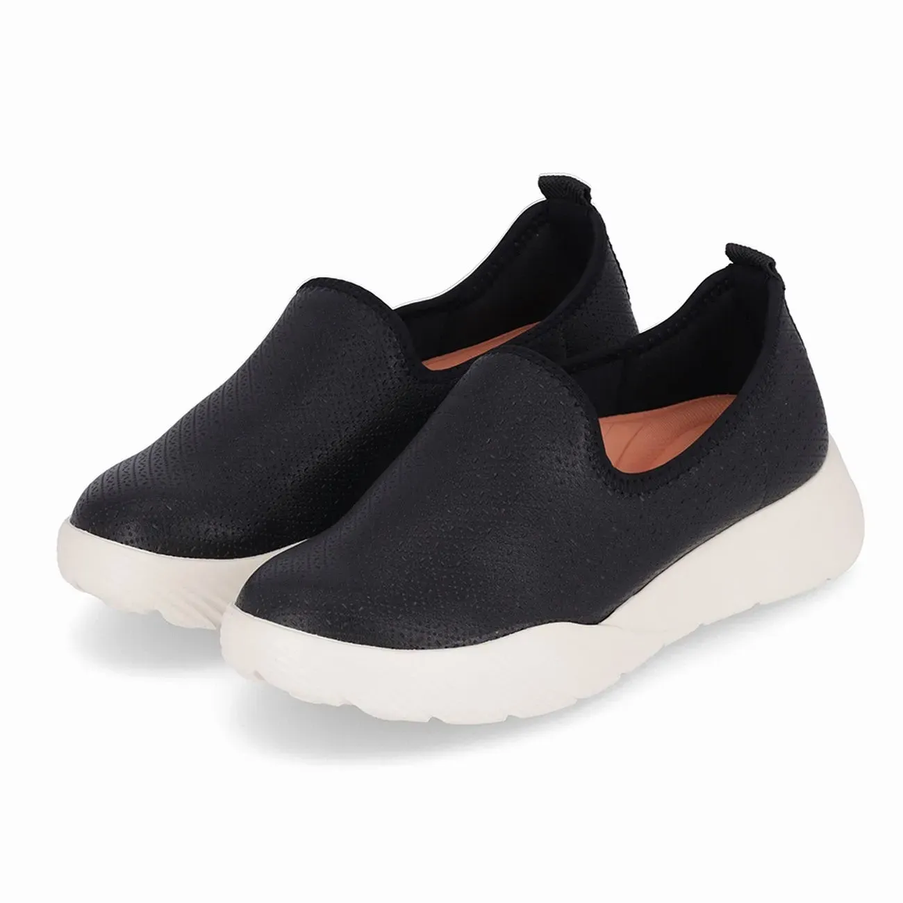 Tênis Piccadilly Casual feminino preto visto de lado, destacando a sola branca e o cabedal texturizado.